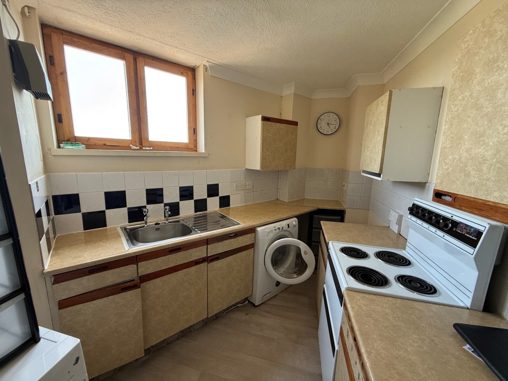 Lot: 139 - FLAT FOR IMPROVEMENT - Kitchen area with window to rear